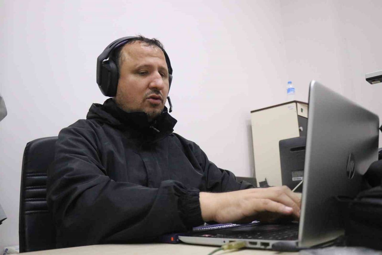 SAKARYA ÜNİVERSİTESİNDE GÖREV YAPAN GÖRME ENGELLİ MEMUR VE EĞİTİMCİ, AZMİYLE ENGELLERİ AŞARKEN HEM...