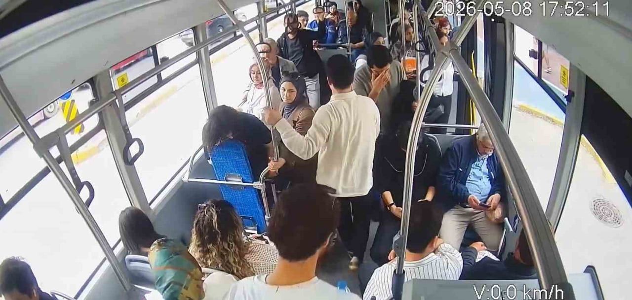 SAKARYA'DA BELEDİYE OTOBÜSÜNDE BİR YOLCU ANİDEN FENALAŞTI. SANİYELERLE YARIŞAN ŞOFÖR...