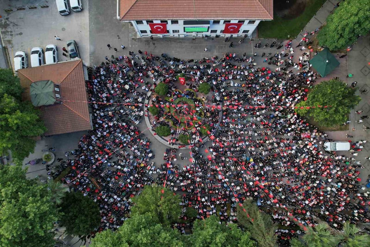 SAKARYA'DA VATANDAŞLAR, A MİLLİ FUTBOL TAKIMI'NIN 2026 DÜNYA KUPASI'NDAKİ İLK MAÇI OLAN AVUSTRALYA...