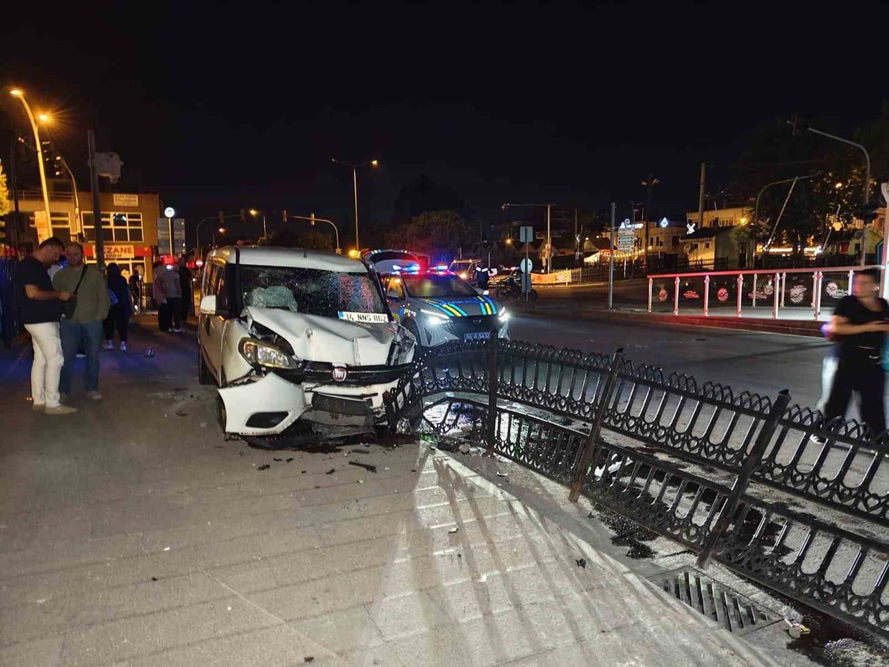 SAKARYA'NIN ADAPAZARI İLÇESİNDE 1 HAFİF TİCARİ ARAÇ İLE 2 MOTOSİKLETİN ÇARPIŞTIĞI TRAFİK KAZASINDA...