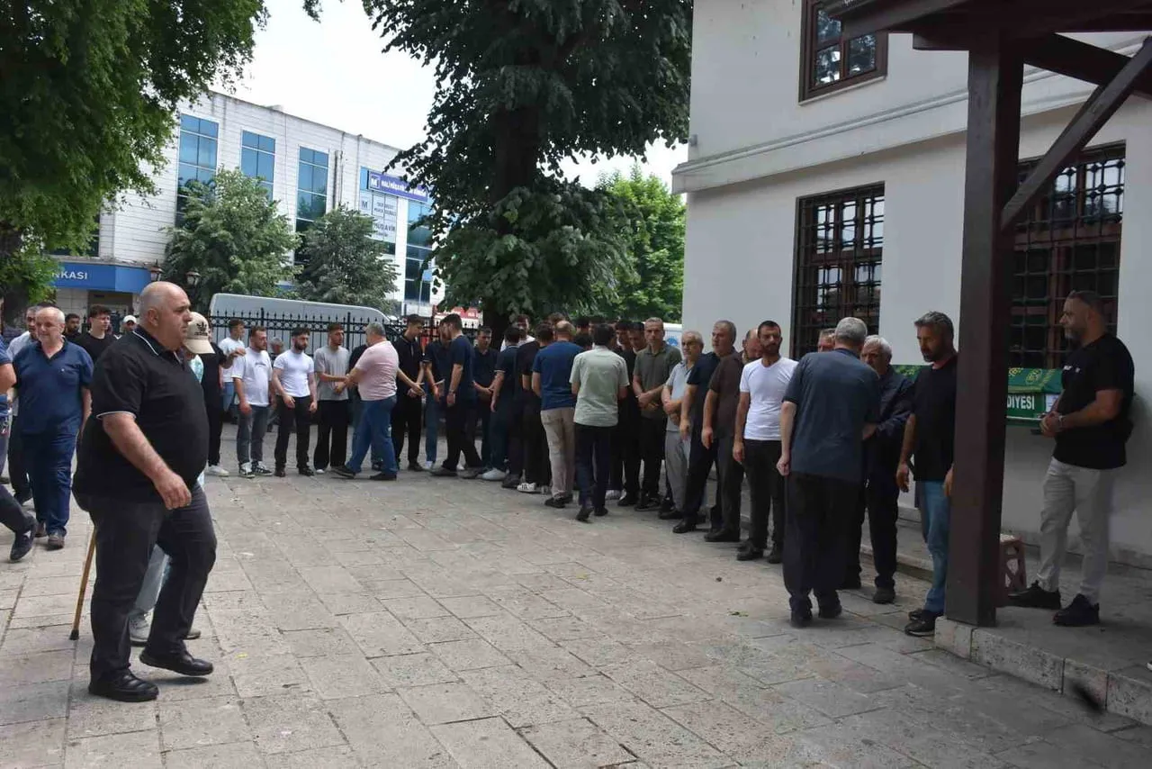 SAKARYA'NIN HENDEK İLÇESİNDE GİRDİĞİ DEREDE AKINTIYA KAPILAN VE CANSIZ BEDENİNE ULAŞILAN 20...