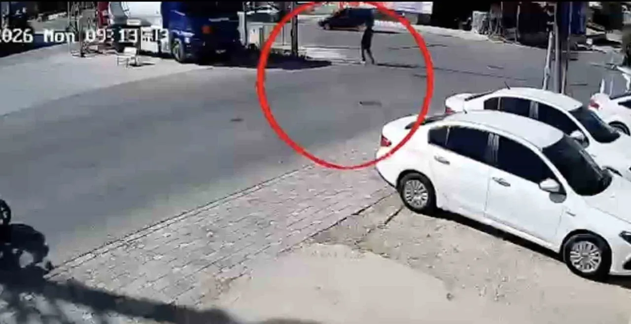 SAKARYA'NIN KAYNARCA İLÇESİNDE ARACI ARIZALANARAK YOLDA KALAN SÜRÜCÜNÜN YARDIM İSTEDİĞİ KİŞİ...