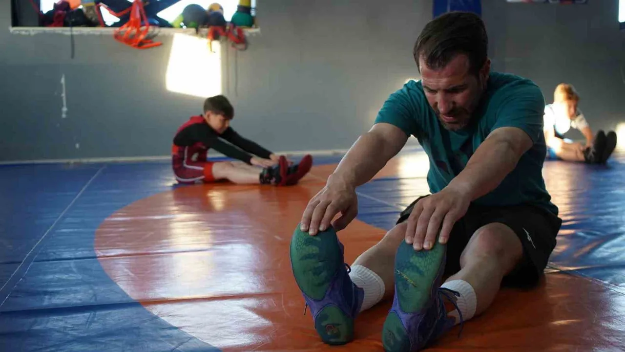SAKARYA’DA 24 YIL ÖNCE BAŞLADIĞI GÜREŞ SPORUNDA DÜNYA VE AVRUPA ŞAMPİYONLUKLARINA İMZA ATAN İŞİTME...