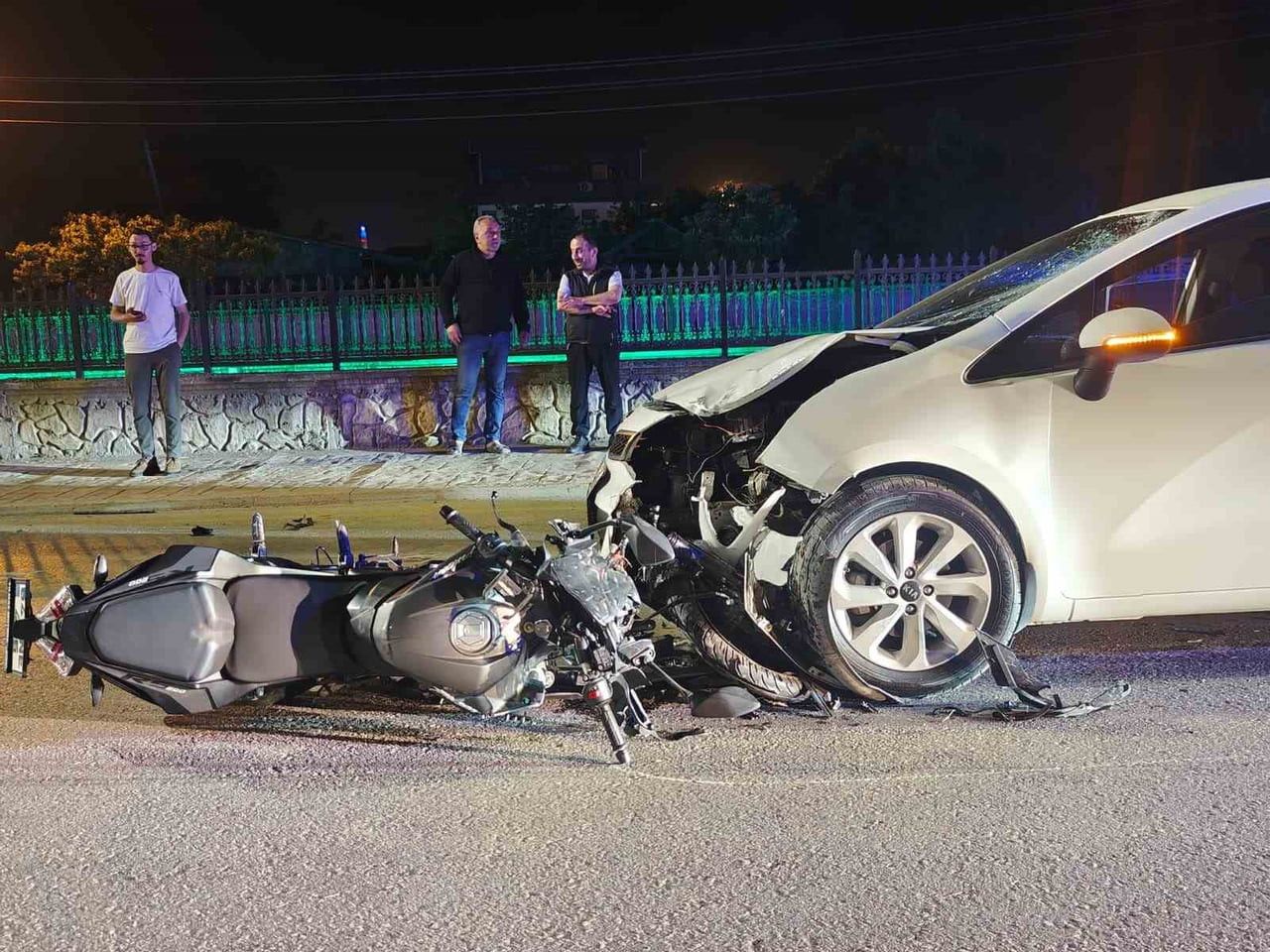 SAKARYA’NIN AKYAZI İLÇESİNDE OTOMOBİL İLE MOTOSİKLETİN KAFA KAFAYA ÇARPIŞMASI SONUCU MEYDANA GELEN...