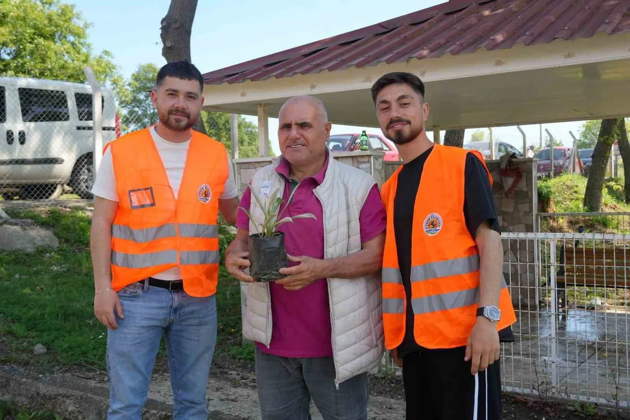 SAMSUN ATAKUM BELEDİYESİ EKİPLERİ, KURBAN  BAYRAMI AREFESİ KABİR ZİYARETİ YAPAN VATANDAŞLARA ÇİÇEK...