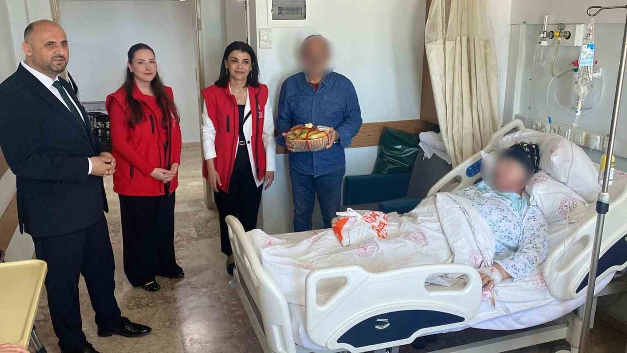 SAMSUN VAKIFLAR BÖLGE MÜDÜRLÜĞÜ 213 YILLIK GELENEĞİ SÜRDÜREREK HASTA VE REFAKATÇİLERE TAZE MEYVE...