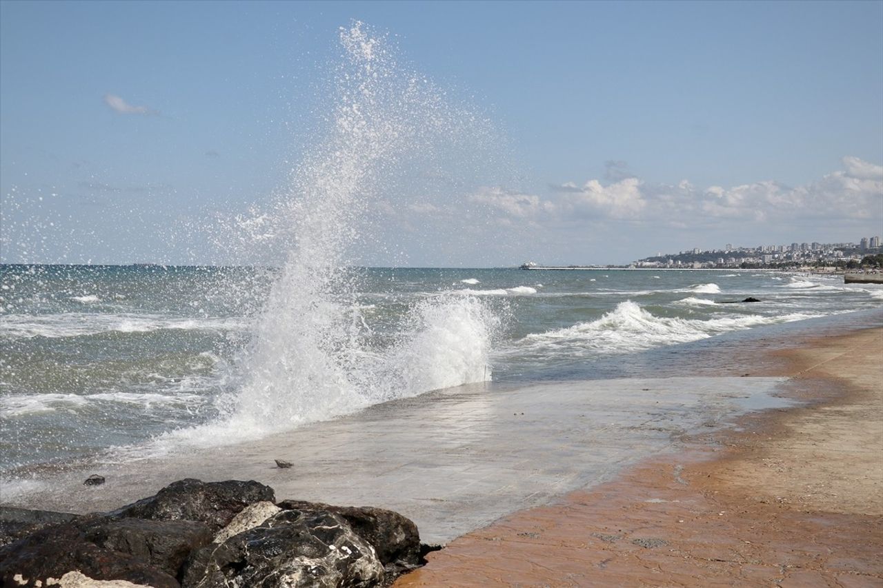 Samsun Valiliği, Karadeniz'de olumsuz hava şartları nedeniyle bugün ve yarın denize girilmemesi...
