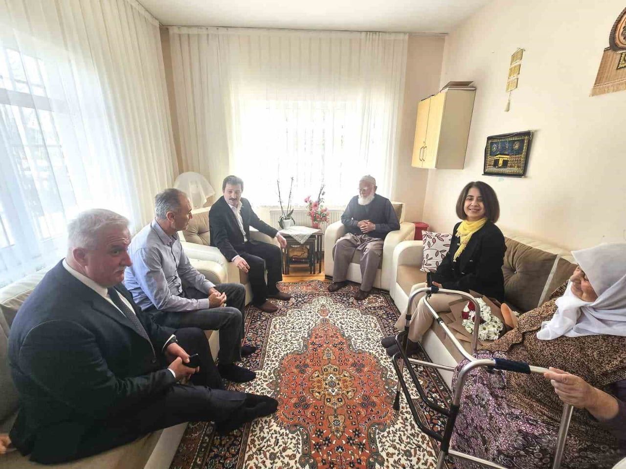 SAMSUN VALİSİ ORHAN TAVLI VE EŞİ AYŞE TAVLI, ANNELER GÜNÜ DOLAYISIYLA ŞEHİT AİLESİNİ ZİYARET ETTİ....