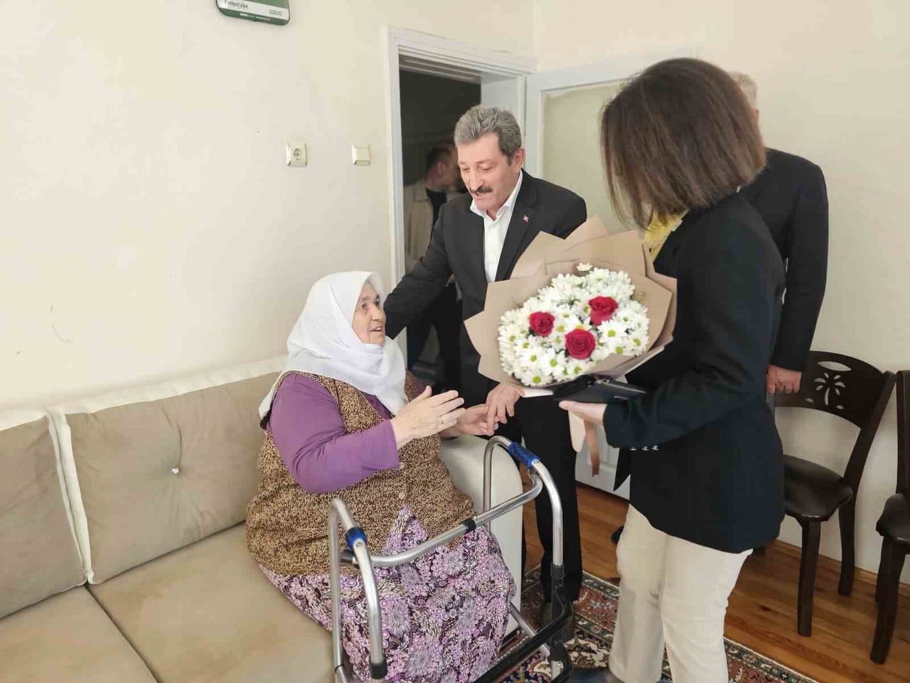 SAMSUN VALİSİ ORHAN TAVLI VE EŞİ AYŞE TAVLI, ANNELER GÜNÜ DOLAYISIYLA ŞEHİT ASTSUBAY ÜSTÇAVUŞ EMRE...