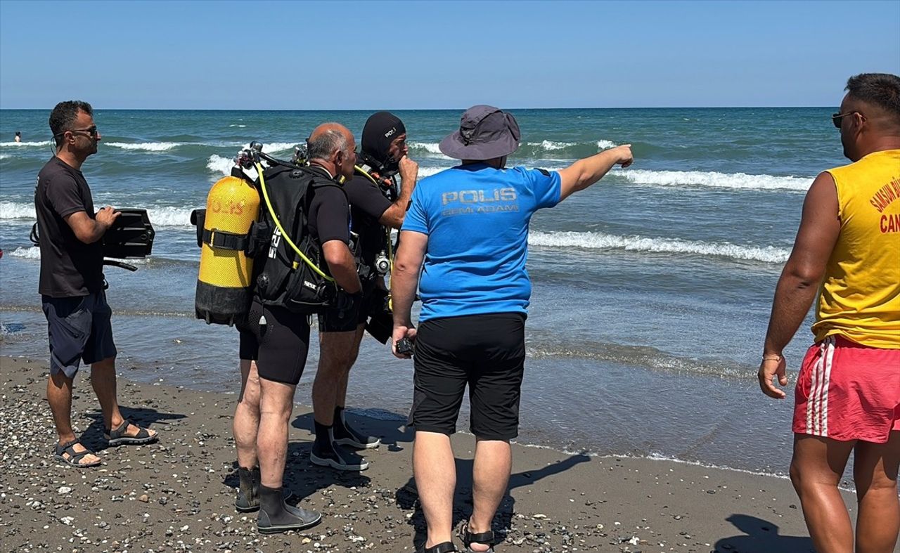 Samsun'un Atakum ilçesinde denize giren 2 gençten 1'i boğuldu, suda kaybolan diğer genç aranıyor....