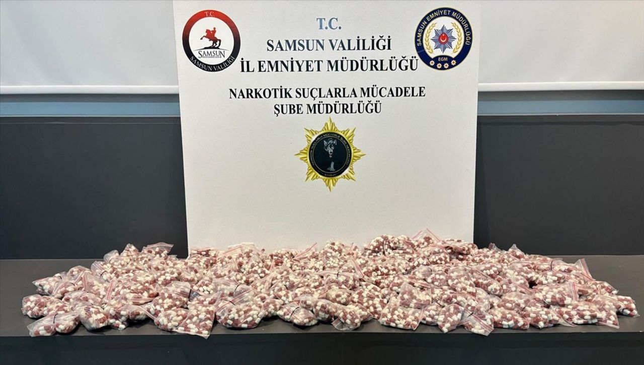 Samsun'un Atakum ilçesinde düzenlenen uyuşturucu operasyonunda 11 bin 300 sentetik ecza hapı ele...