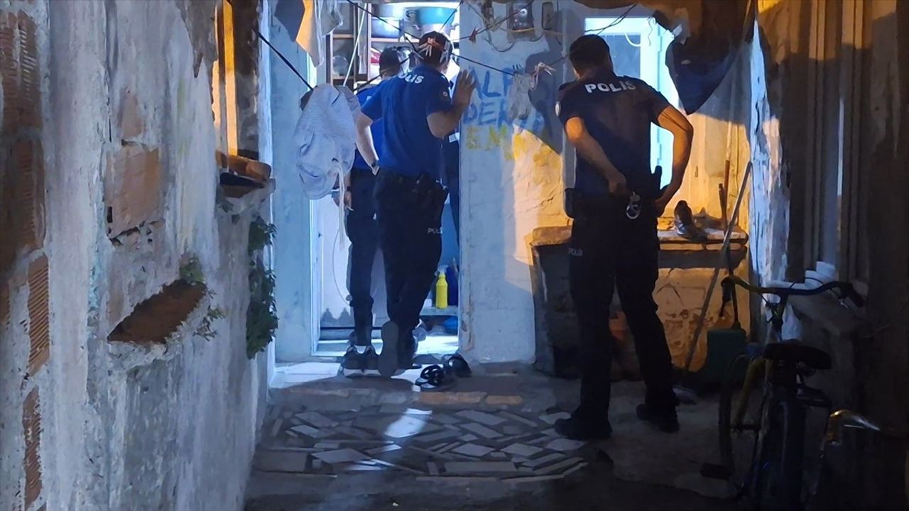 Samsun'un Bafra ilçesinde bir kişi, babası tarafından bıçakla yaralandı. İhbar üzerine olay yerine...