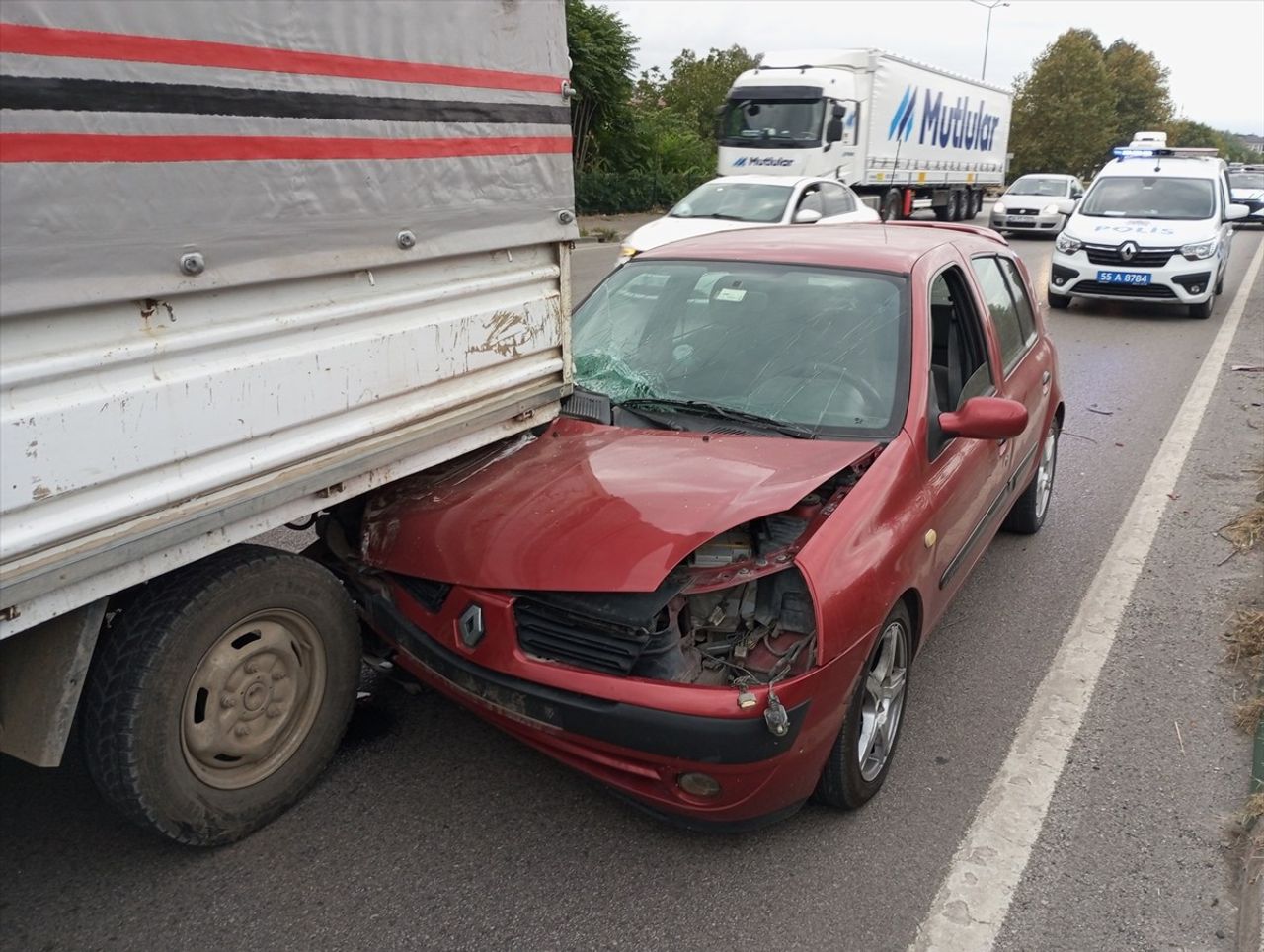 Samsun'un Çarşamba ilçesinde otomobille kamyonetin çarpışması sonucu 2 kişi yaralandı.