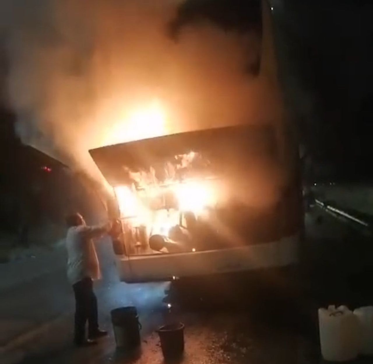SAMSUN'UN HAVZA İLÇESİNDE SEYİR HALİNDEKİ YOLCU OTOBÜSÜNDE ÇIKAN YANGIN, YOLCULARA KORKU DOLU...