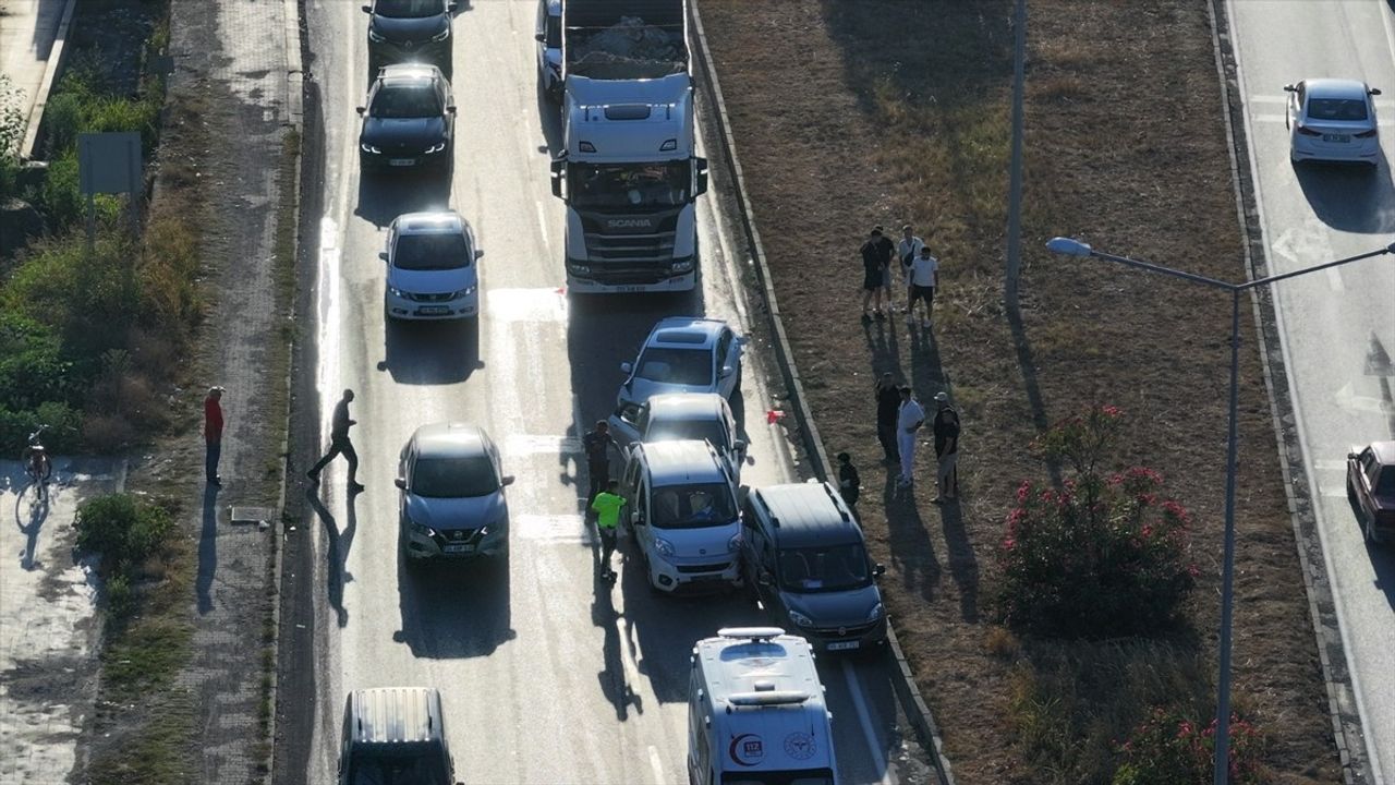 Samsun'un Terme ilçesinde 1 kamyon ve 4 otomobilin karıştığı zincirleme trafik kazası nedeniyle...