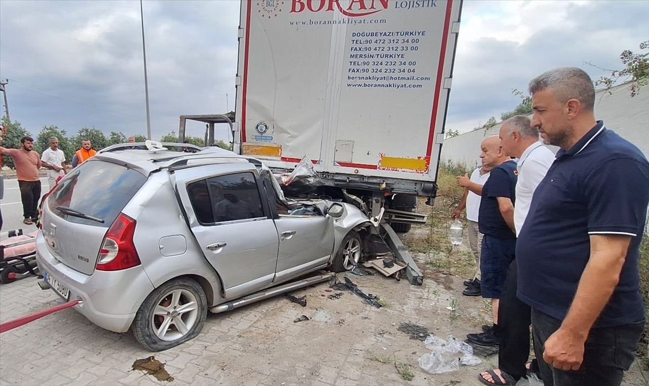 Samsun'un Terme ilçesinde, park halindeki çekiciye bağlı römorka çarpan otomobildeki 1 kişi öldü...