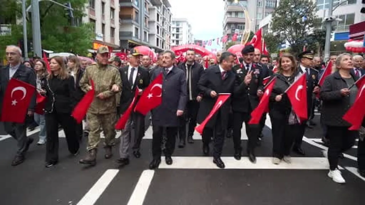 Samsun’da 1919 metrelik dev bayrakla coşkulu 'Fener Alayı ve Gençlik Haftası' yürüyüşü