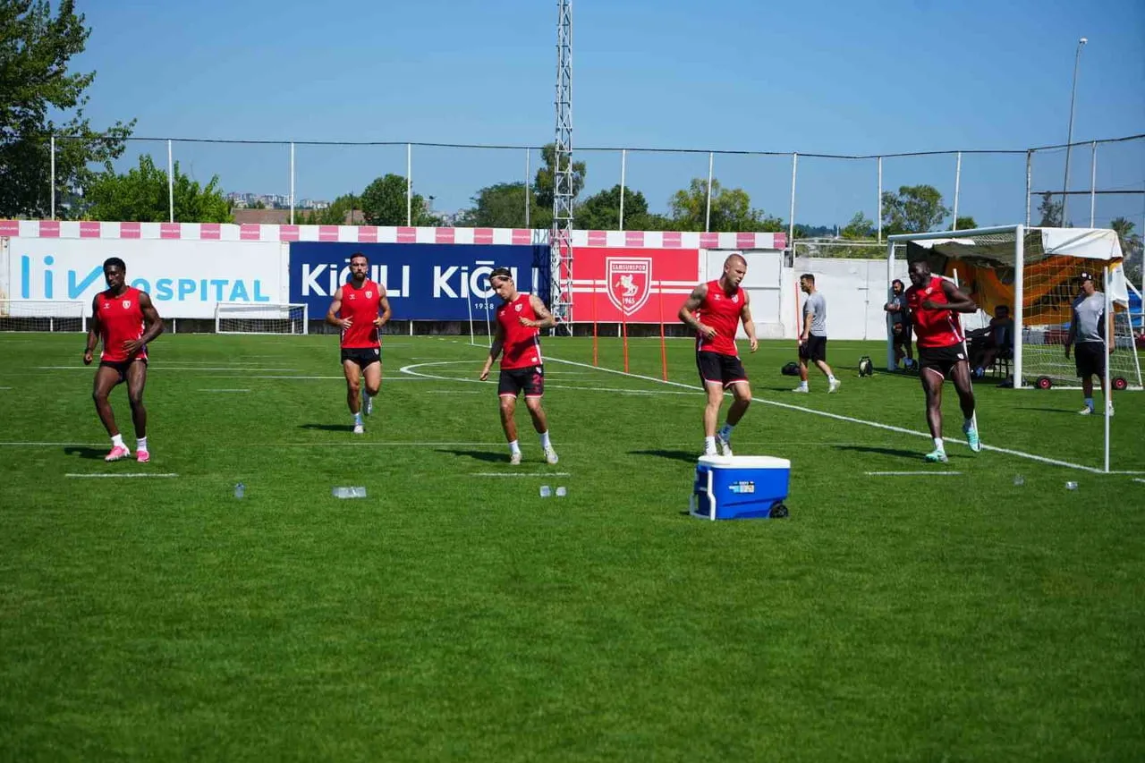 SAMSUNSPOR, 2026-2027 SEZONU HAZIRLIKLARINI NURİ ASAN TESİSLERİ’NDE GERÇEKLEŞTİRDİĞİ ANTRENMANLA...