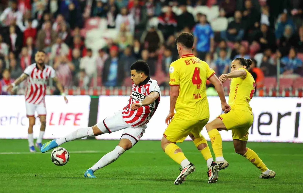 SAMSUNSPOR - GÖZTEPE MÜCADELESİNİN İLK YARISINDAN KARELER.