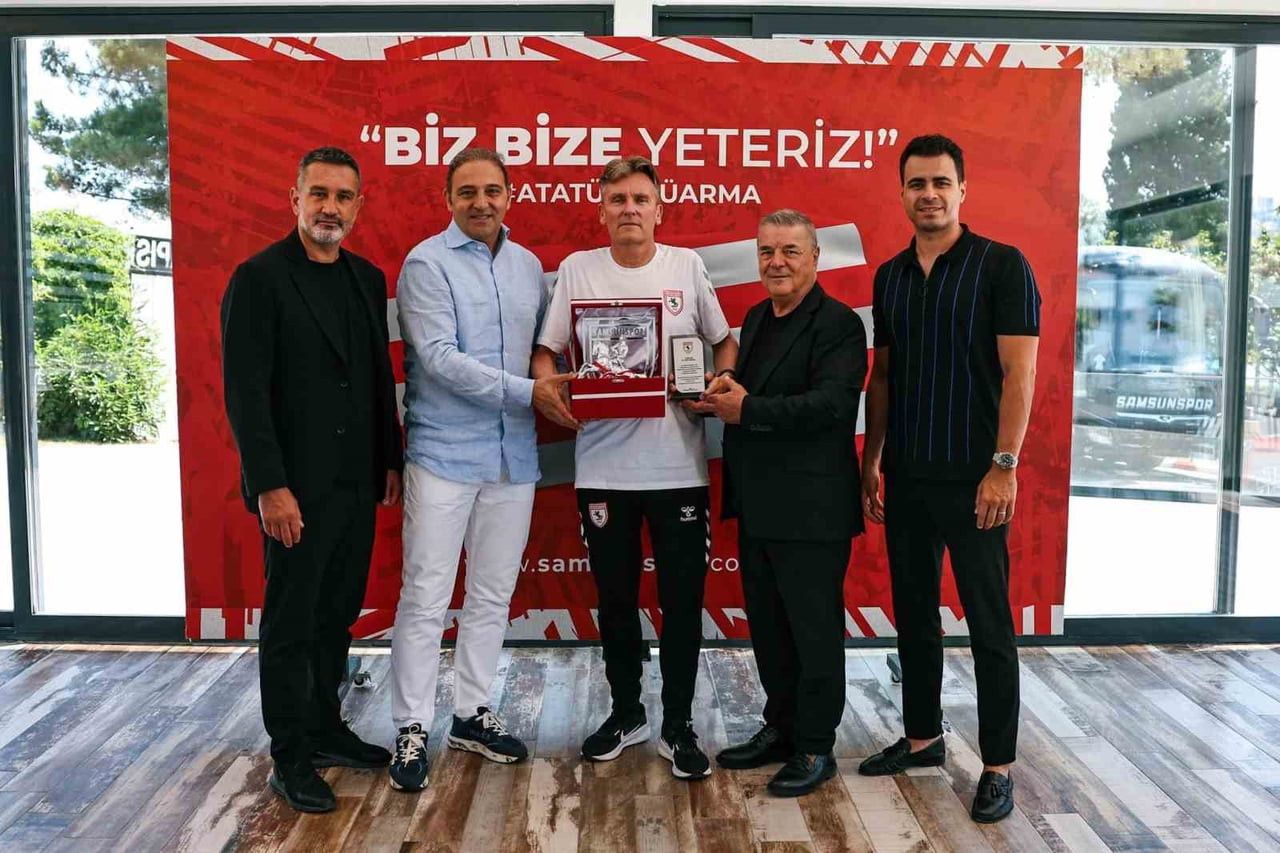 SAMSUNSPOR YÖNETİMİ, DÜZENLENEN VEDA PROGRAMINDA CATTENOY’A PLAKET TAKDİM EDEREK HİZMETLERİ İÇİN...