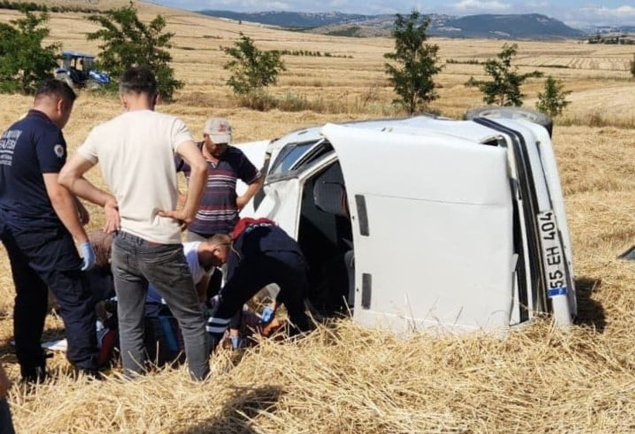 SAMSUN’UN VEZİRKÖPRÜ İLÇESİNDE KONTROLDEN ÇIKARAK TARLAYA SAVRULAN OTOMOBİLDE AĞIR YARALANAN YAŞLI...