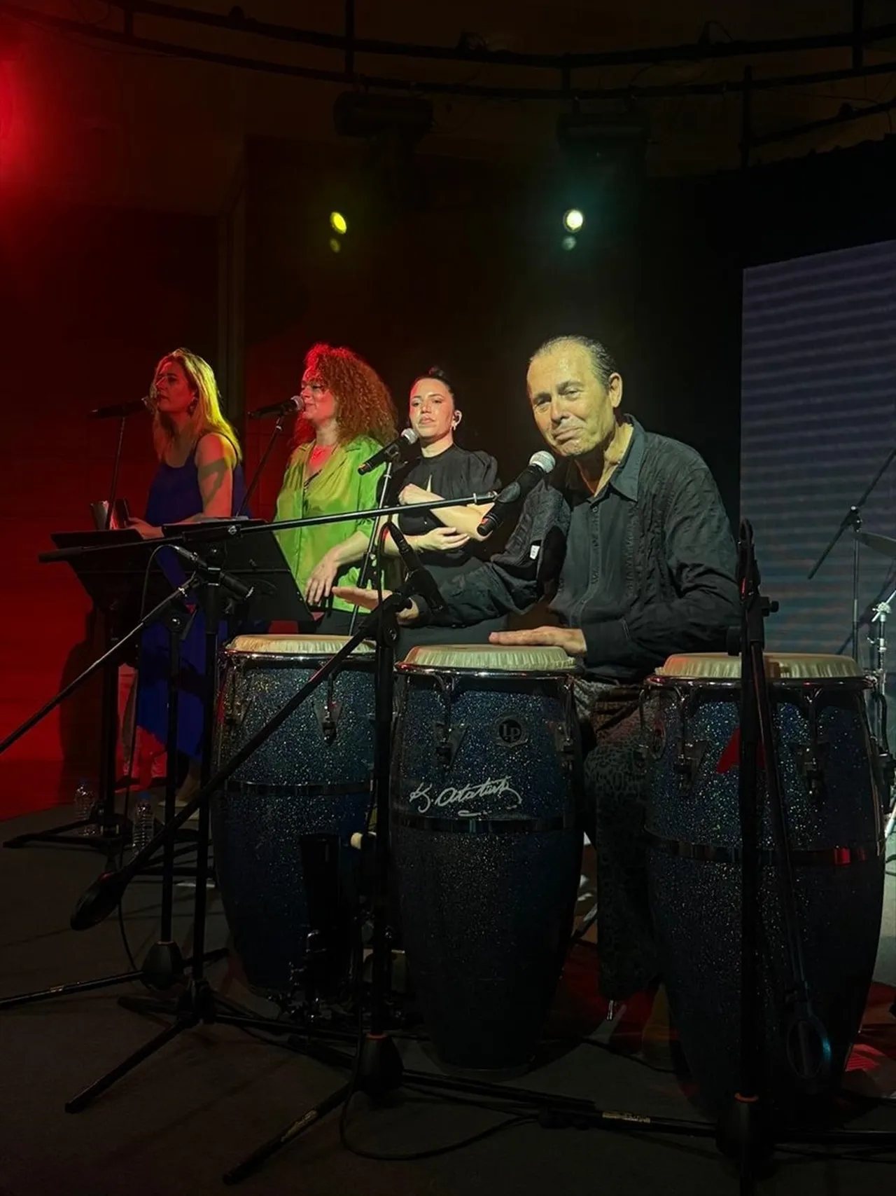 Sanatçı Ayhan Sicimoğlu ve Latin All Stars orkestrası Bursa'da sahne aldı.