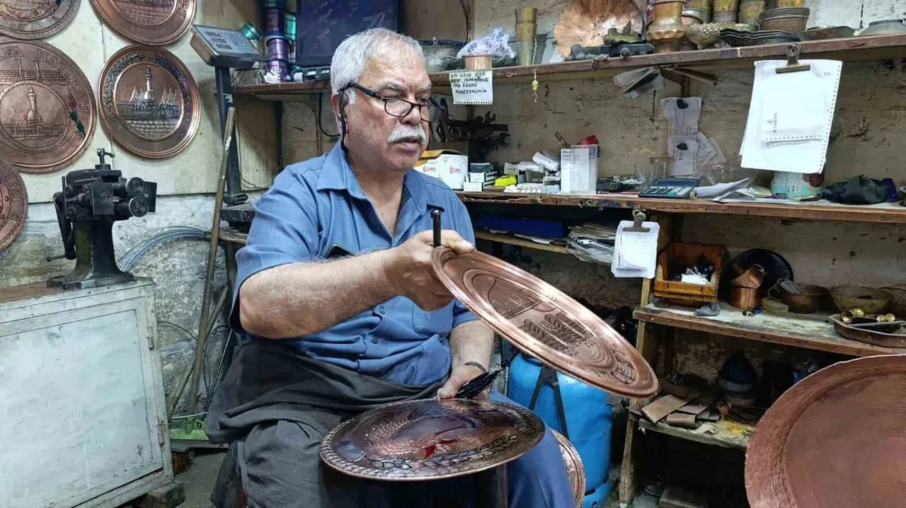 ŞANLIURFA'DA YAŞAYAN 65 YAŞINDAKİ HEDİYELİK BAKIR EŞYA SÜSLEME USTASI, UNUTULMAYA YÜZ TUTAN...