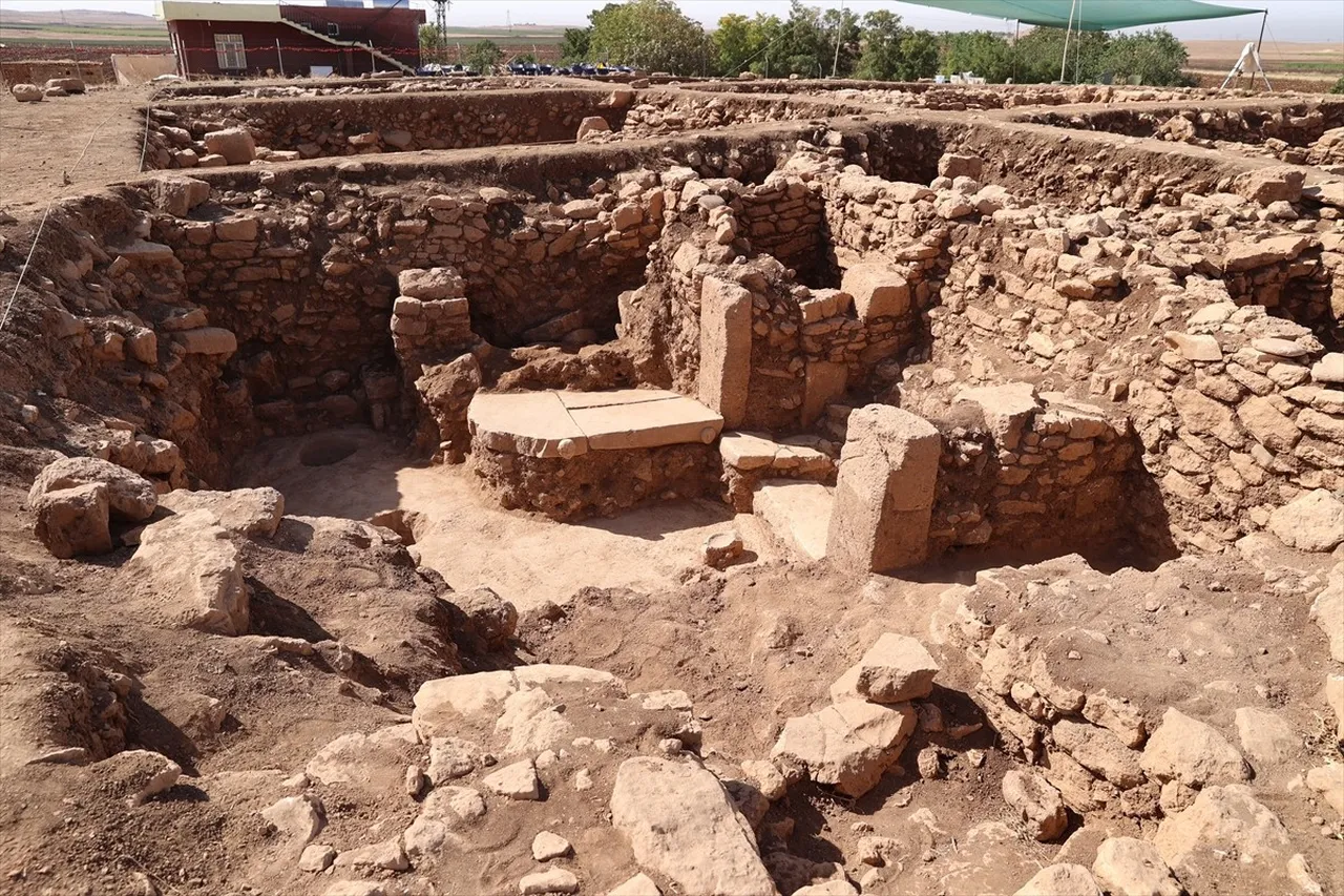 Şanlıurfa'da yürütülen "Taş Tepeler Projesi" kapsamında Sefertepe'de ortaya çıkarılan iki insan...