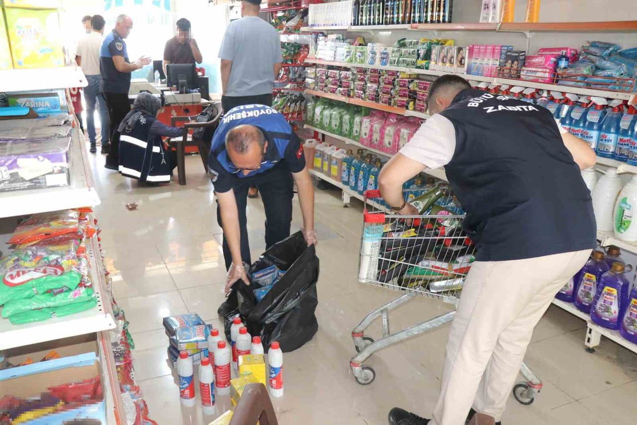 ŞANLIURFA'DA ZABITA EKİPLERİNCE MARKETLERDE YAPILAN DENETİMLERDE ÇOK SAYIDA SON KULLANMA TARİHİ...