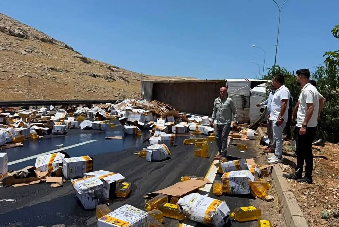 ŞANLIURFA’DA DEVRİLEN TIRDAKİ DOLU YEMEKLİK YAĞ BİDONLARI YOLA SAÇILDI.