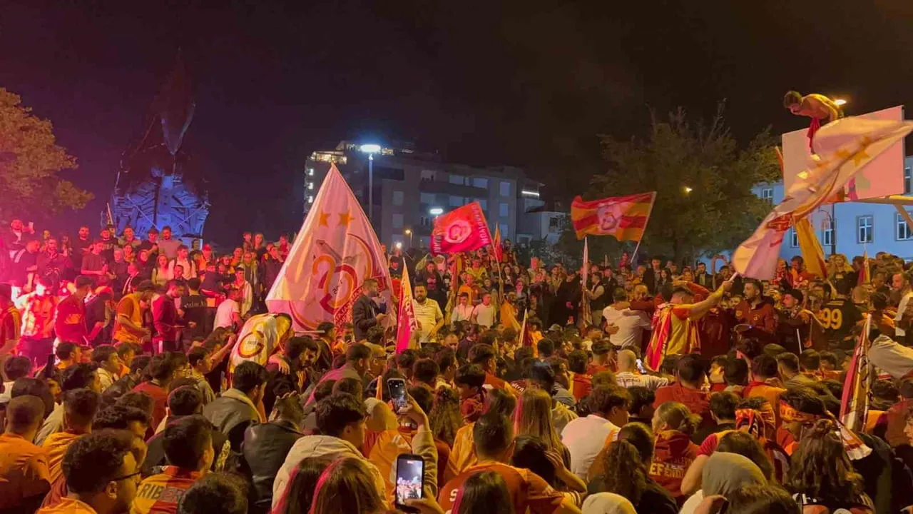 SARI-KIRMIZILI TAKIMIN TARAFTARLARI, TRUVA ATI ÖNÜ MORABİN PARK'TA BİR ARAYA GELDİ.
