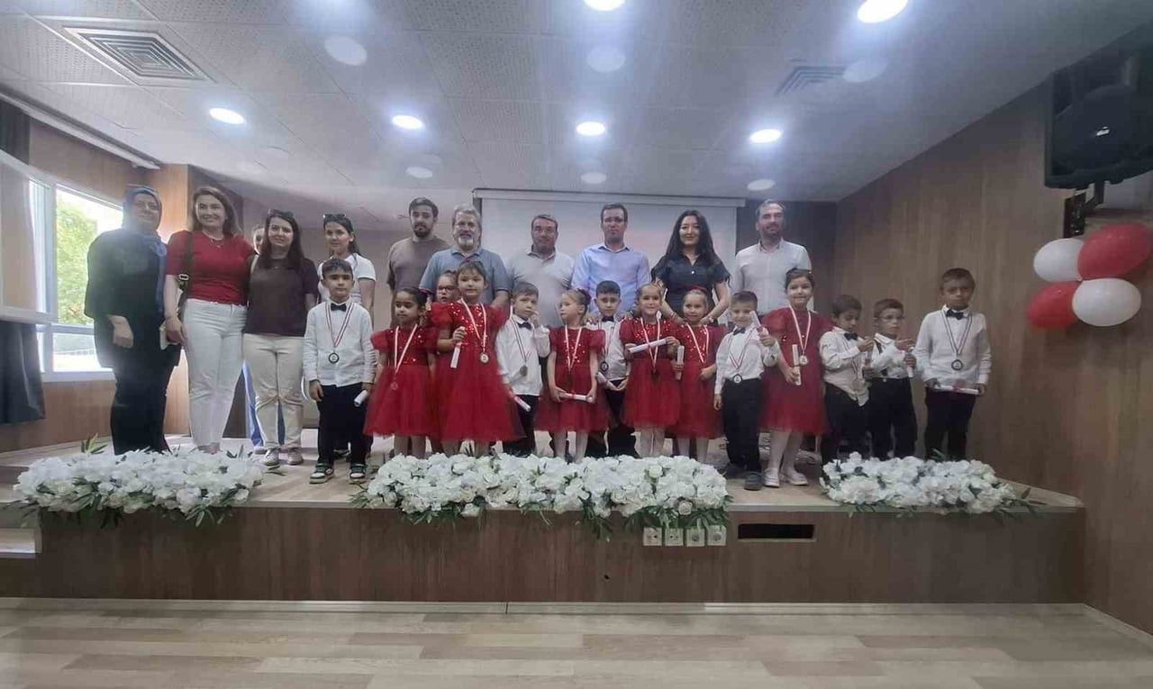 SARIGÖL KARACAALİ İLKOKULU ANASINIFI ÖĞRENCİLERİ, YENİ OKUL BİNASINDAKİ MODERN KONFERANS SALONUNDA...