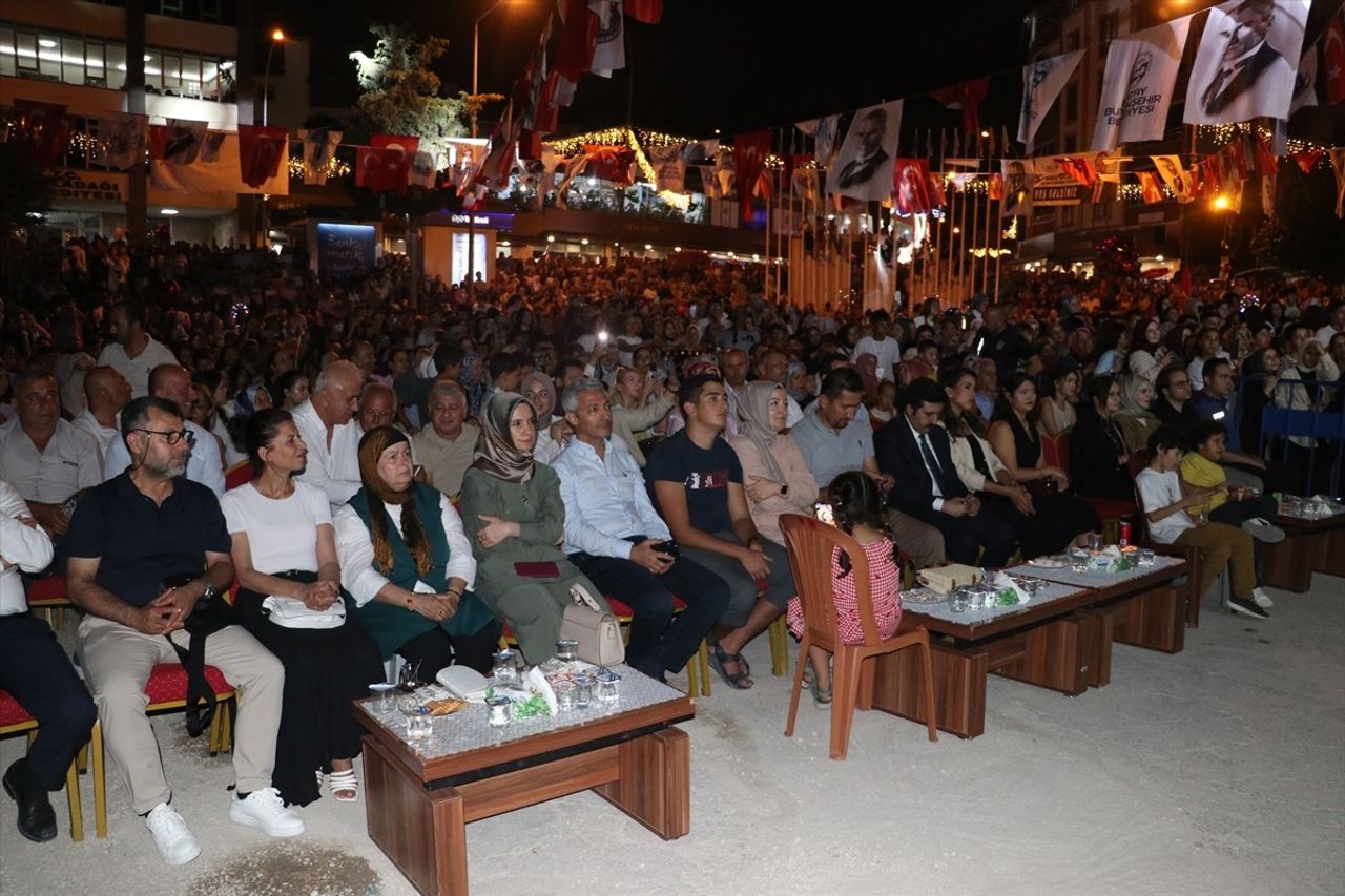 Şarkıcı İlyas Yalçıntaş, bu yıl 23.'sü düzenlenen Yayladağı Kültür Sanat ve Aba Güreşi Festivali...