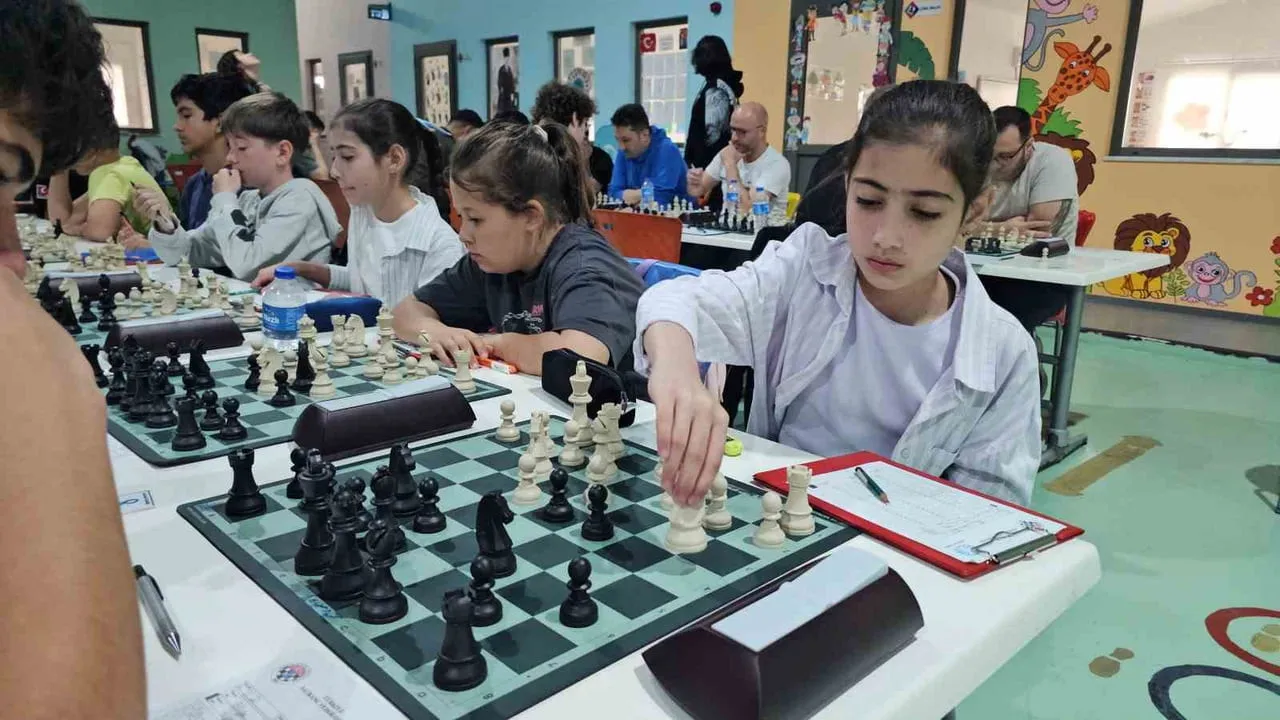SATRANÇTA HAMLELER BU KEZ GENÇLİK BAYRAMI İÇİN YAPILDI