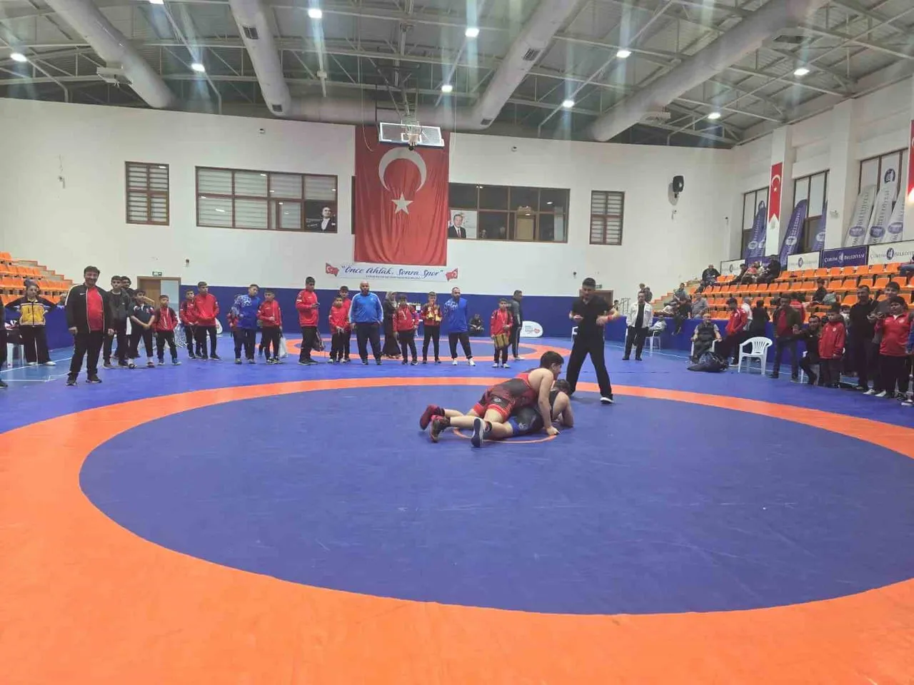 ŞEHİT ABDULLAH TAYYİP OLÇOK KAPALI SPOR SALONU’NDA DÜZENLENEN MÜSABAKALARDA GENÇ SPORCULAR...