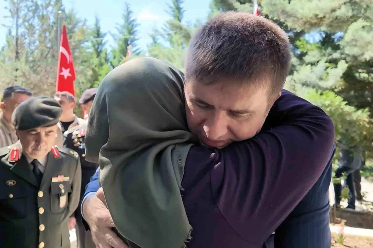 ŞEHİT ANNESİ MÜNEVVER NOHUT’UN YAŞADIĞI DUYGU DOLU ANLARDA VALİ SARIİBRAHİM DE YANINDA...