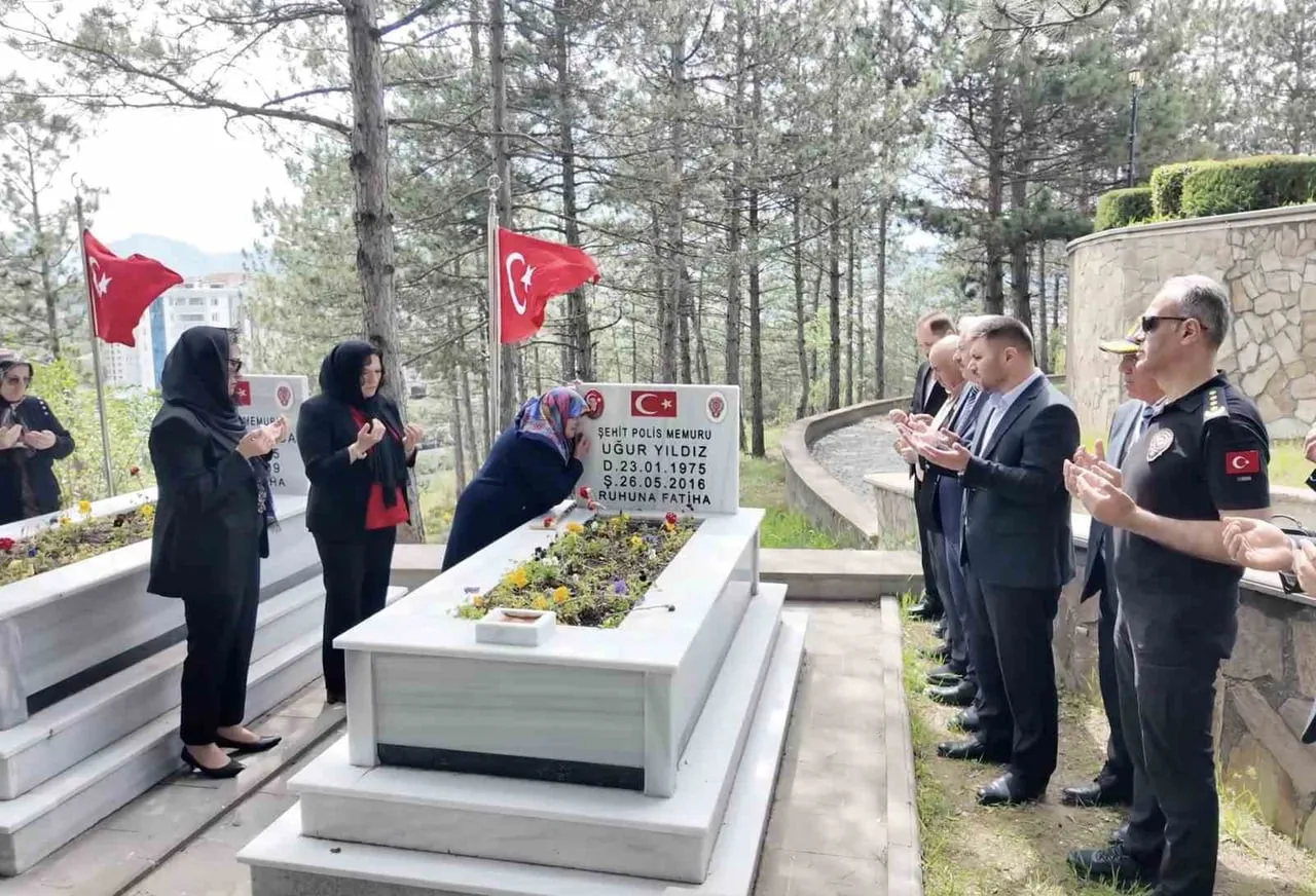 ŞEHİT POLİS MEMURU UĞUR YILDIZ, ŞEHADETİNİN SENE-İ DEVRİYESİNDE KABRİ BAŞINDA DUALARLA...