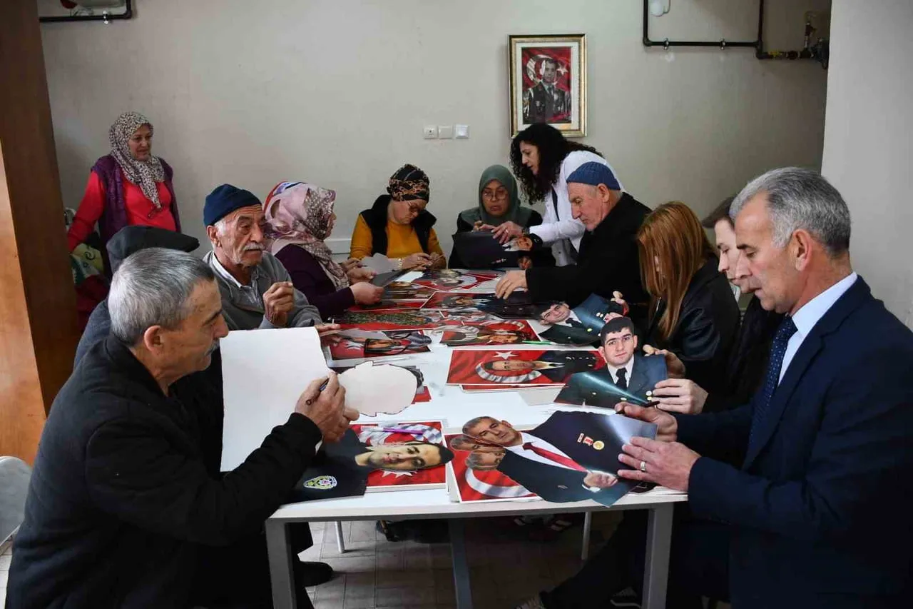 ŞEHİT YAKINLARI ŞEHİT VERDİKLERİ EVLATLARININ, EŞLERİNİN FOTOĞRAFLARINI ÖZENLE ÇALIŞARAK 3 BOYUTLU...