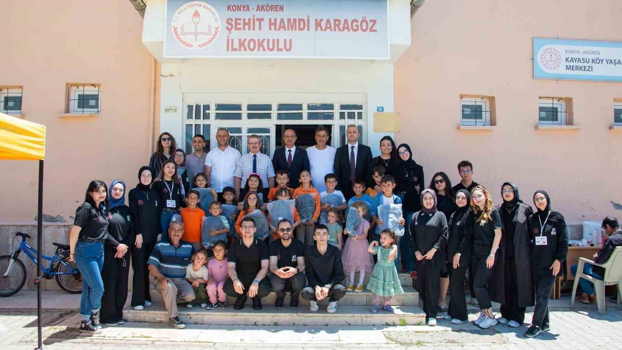 SELÇUK ÜNİVERSİTESİ MİMARLIK VE TASARIM FAKÜLTESİ AYAKKABI TASARIMI VE ÜRETİMİ BÖLÜMÜ ÖĞRENCİLERİ...