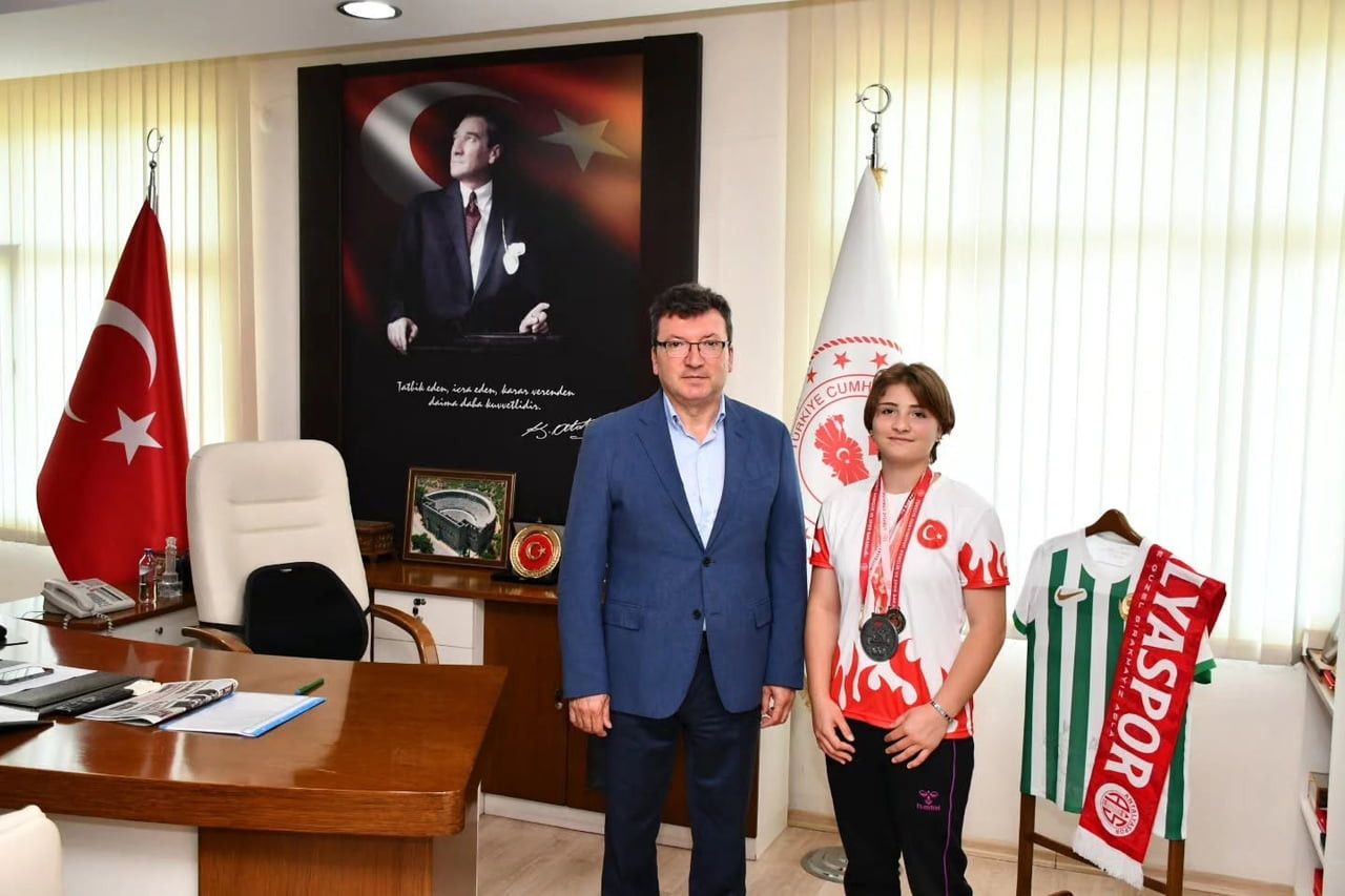 SERİK'TE EĞİTİM GÖREN BAŞARILI SPORCU AYŞE BÜYÜKKAÇAR, KATILDIĞI OKUL SPORLARI BİLEK GÜREŞİ...