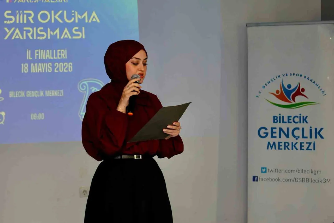 ŞİİR OKUMA YARIŞMASI’NDA DERECEYE GİREN GENÇLERE ÖDÜL