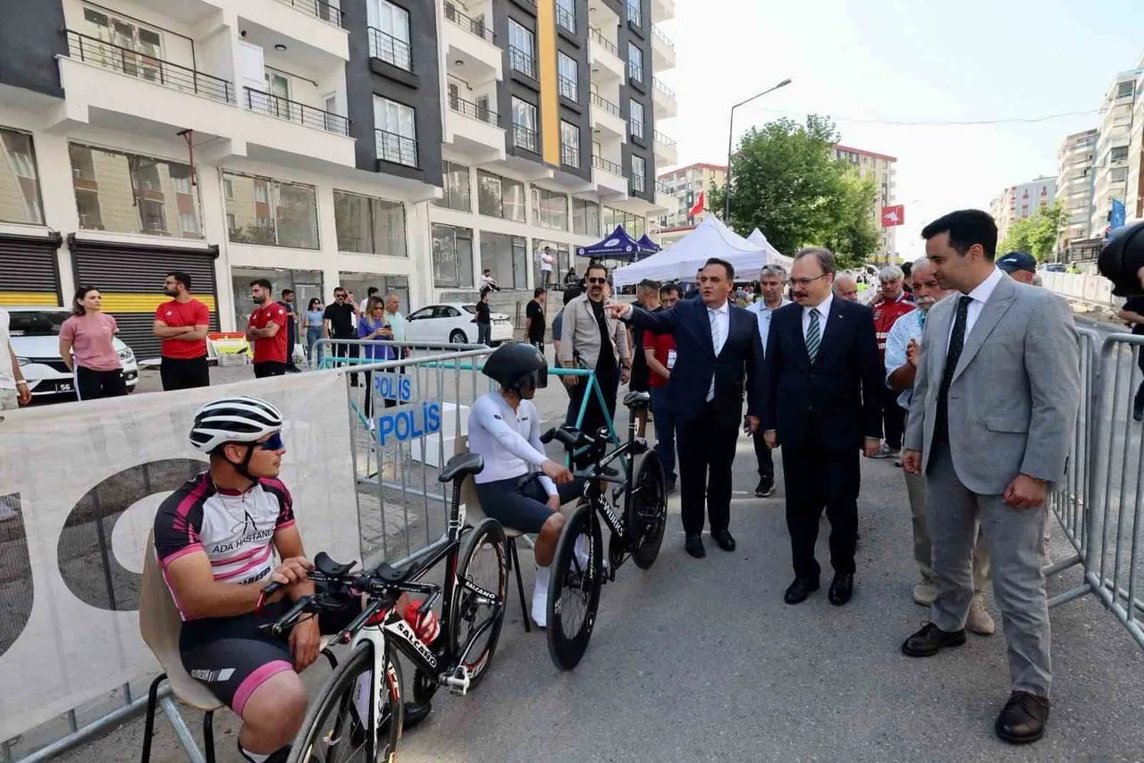 SİİRT'TE DÜZENLENEN TÜRKİYE YOL BİSİKLETİ ŞAMPİYONASI'NIN AÇILIŞI, VALİ VE BELEDİYE BAŞKAN VEKİLİ...