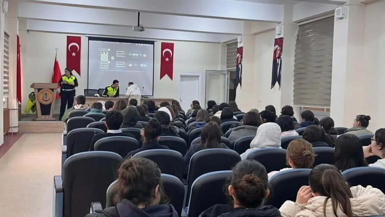 SİNOP’TA LİSE ÖĞRENCİLERİNE YÖNELİK TRAFİK BİLİNCİ EĞİTİMİ DÜZENLENDİ.