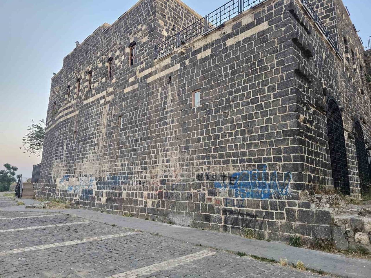 ŞIRNAK'IN CİZRE İLÇESİNDE, KÖKLÜ GEÇMİŞİYLE HER YIL BİNLERCE YERLİ VE YABANCI TURİSTİ AĞIRLAYAN...