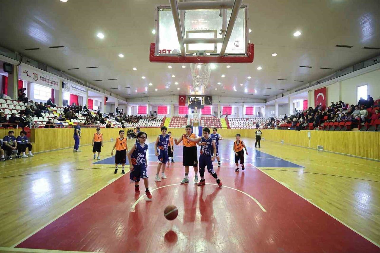 SİVAS GÜCÜ BELEDİYESPOR BASKETBOL ALTYAPISI, 2025-2026 SEZONUNDA MÜCADELE ETTİĞİ 4 FARKLI YAŞ...