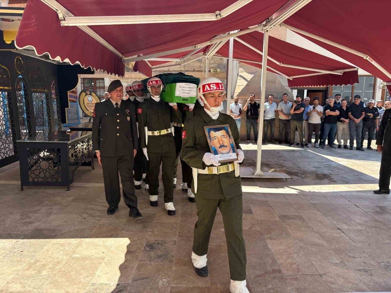 SİVAS'IN SUŞEHRİ İLÇESİNDE VEFAT EDEN 73 YAŞINDAKİ KIBRIS GAZİSİ İBRAHİM ALDEMİR’İN CENAZESİ...