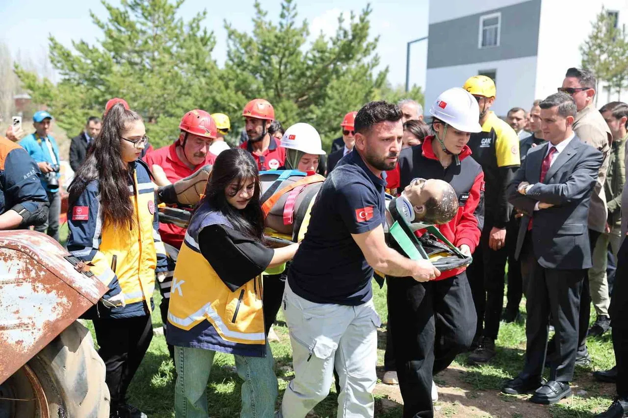 SİVAS’IN İMRANLI GERÇEKLEŞTİRİLEN AFET TATBİKATI GERÇEĞİNİ ARATMADI. DEPREM, YANGIN, TRAFİK KAZASI...