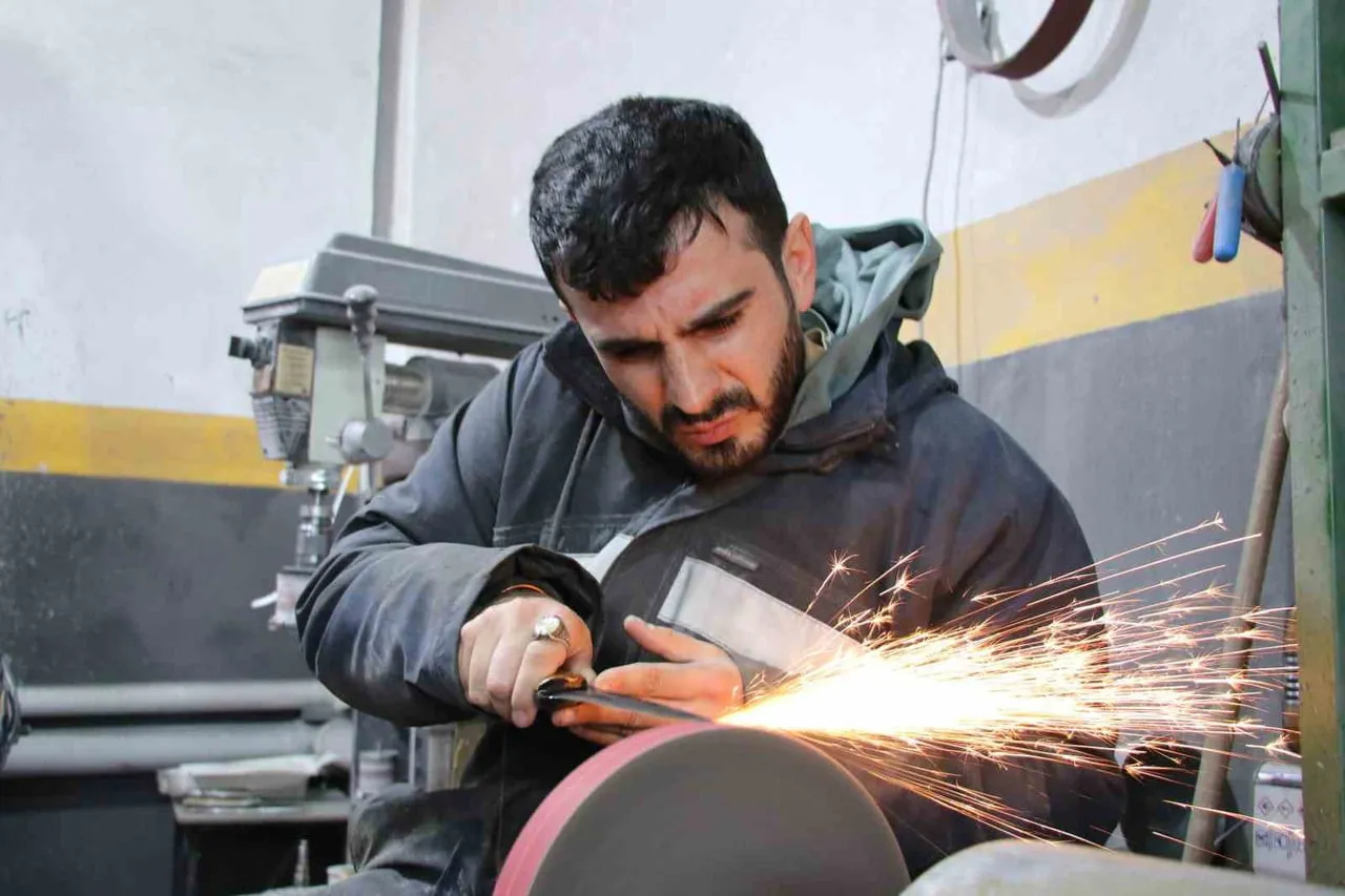 SİVASLI BIÇAK USTASI EMRE GÖÇERİ, YAKLAŞAN KURBAN BAYRAMI'YLA BİRLİKTE GECE GEÇ SAATLERE KADAR...
