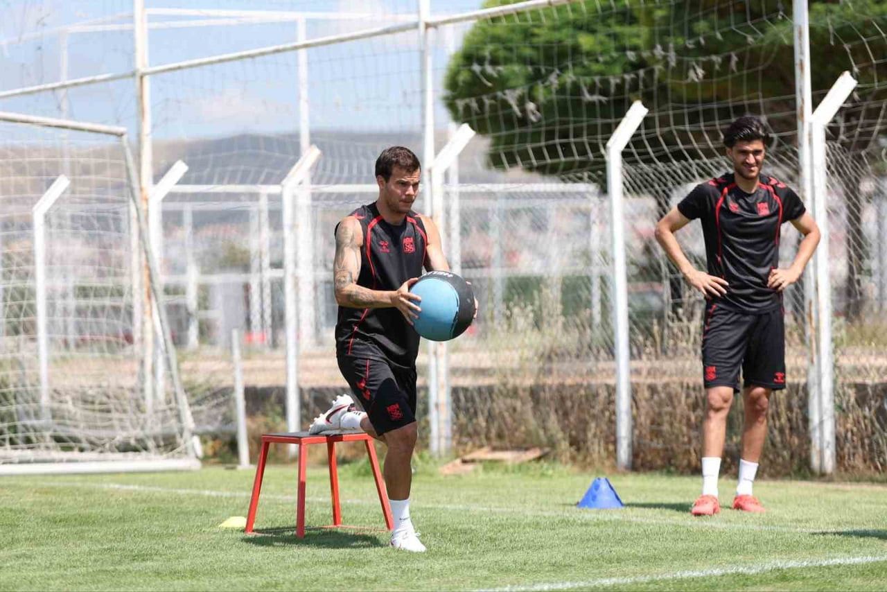 SİVASSPOR, 2026-2027 SEZONU HAZIRLIKLARINI BUGÜN KULÜP TESİSLERİNDE GERÇEKLEŞTİRDİĞİ ÇİFT...
