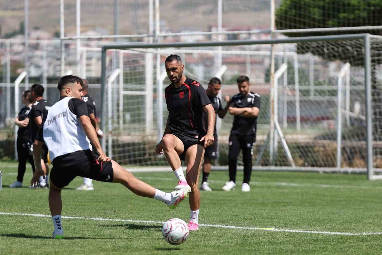 SİVASSPOR, 2026-2027 SEZONU HAZIRLIKLARINI BUGÜN KULÜP TESİSLERİNDE GERÇEKLEŞTİRDİĞİ ÇİFT...